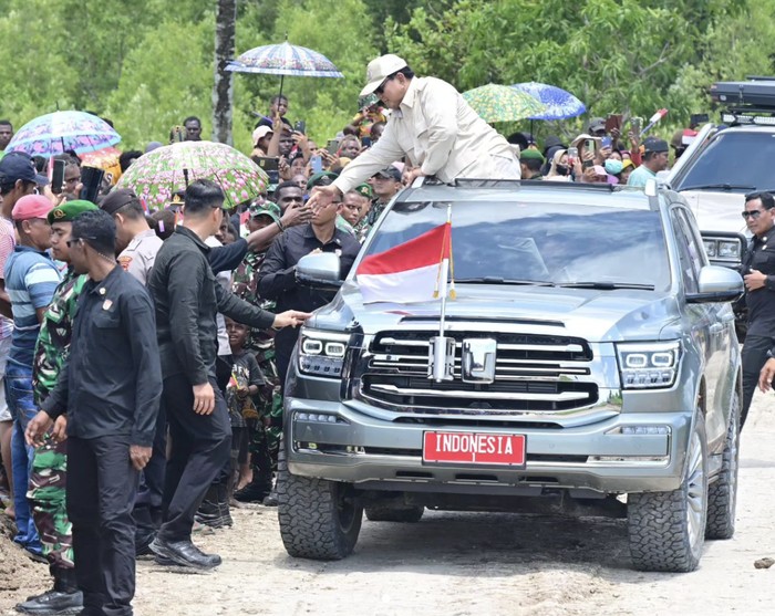 Kunjungan kerja, Presiden Prabowo naik mobil China GWM Tank 500 di Papua