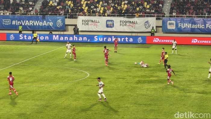 Laga Persis Solo melawan PSS Sleman pada pekan ke-10 Liga 1 2024/2025 di Stadion Manahan, Solo, Minggu (3/11/2024).