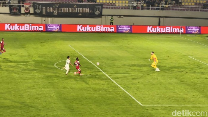 Laga Persis Solo melawan PSS Sleman pada pekan ke-10 Liga 1 2024/2025 di Stadion Manahan, Solo, Minggu (3/11/2024).