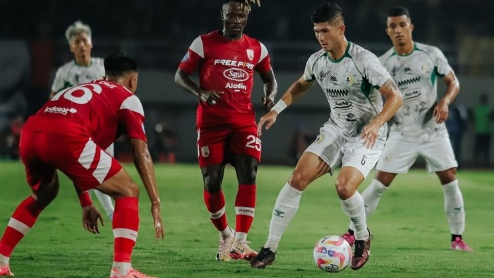 Laga Persis Solo vs PSS Sleman di Stadion Manahan, Solo, Minggu (3/11/2024).