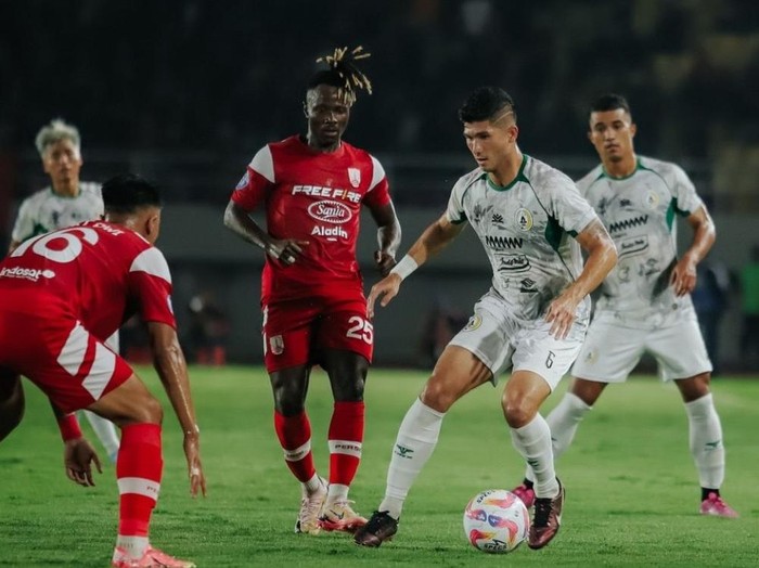 Laga Persis Solo vs PSS Sleman di Stadion Manahan, Solo, Minggu (3/11/2024).