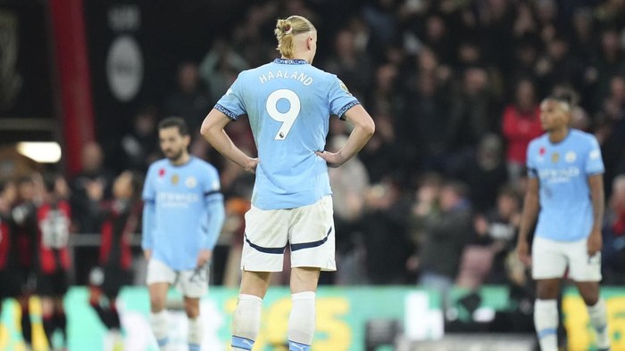 Manchester Citys Erling Haaland waits to restart the game after Bournemouths Evanilson score his sides second goal during the English Premier League soccer match between Bournemouth and Manchester City at the Vitality stadium in Bournemouth, England, Saturday, Nov. 2, 2024. (AP Photo/Kirsty Wigglesworth)
