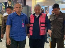 Video: Penampakan Eks Dirjen KA Prasetyo Pakai Tongkat-Rompi Pink Seusai Jadi Tersangka