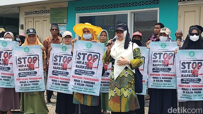 Massa Muhammadiyah menggelar aksi tolak melawan peredaran miras di Kulon Progo, Minggu (3/11/2024).