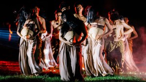 Pagelaran “Sikep Sang Timur Tlatah Alas Purwo” mengkolaborasikan multi seni, yaitu seni tari, seni drama, dan seni musik. Bernuansa tari tradisional dengan sentuhan kreasi dan bahkan kontemporer dengan panggung terbuka.