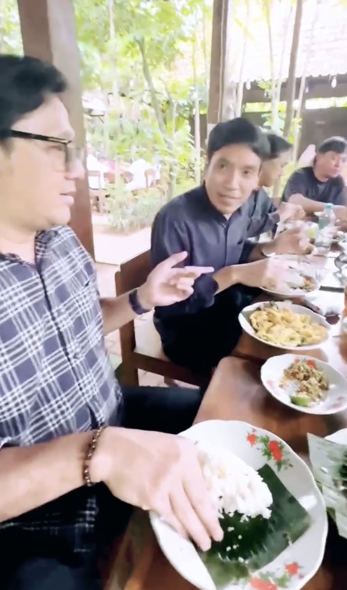 Momen Desta Mahendra Ngemil Siomay hingga Makan Nasi Rames