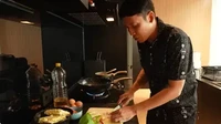 Terakhir ini keseruan Desta masak mie instan goreng, tapi ia racik lagi dengan bumbu dan sayur untuk anak-anaknya. Foto: IG/YT @desta80s