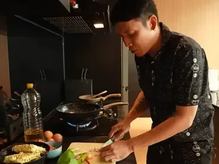 Momen Desta Mahendra Jajan Siomay hingga Makan Nasi Rames
