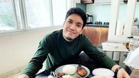 Sukses menjadi presenter berbagai acara, selera makan Desta tak jauh dari ikan bakar sampai ayam bakar. Foto: IG/YT @desta80s