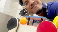 Rayakan ulang tahun, Desta dapat kejutan kue ulang tahun dengan tampilan yang unik dan figur dirinya main ping pong. Foto: IG/YT @desta80s