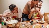 Terkenal sebagai anggota ‘The Prediksi’, Desta sering makan bareng teman-temannya. Menunya ada sop hingga pempek. Foto: IG/YT @desta80s