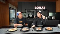 Salah satu makanan yang paling disukainya ternyata siomay. Desta menyebut siomay merupakan makanan yang tak pernah membuatnya bosan. Foto: IG/YT @desta80s