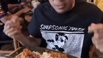 Momen Desta Mahendra Jajan Siomay hingga Makan Nasi Rames