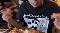Mampir ke salah satu restoran untuk makan siang, begini gaya Desta saat mengulas nasi rames aneka lauk yang dipesannya. Foto: IG/YT @desta80s