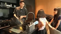 Terjun langsung ke dapur untuk masak dengan anak-anaknya, Desta tampak telaten saat masak. Foto: IG/YT @desta80s