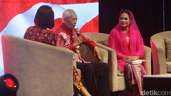 Momen Peluncuran Buku Guruh Soekarnoputra, Dihadiri Megawati-Try Sutrisno Guntur Soekarnoputra (tengah) dan Puti Guntur Soekarno (kanan) memberi pengantar buku 'Sangsaka Melilit Perut Megawati' di Jakarta, Minggu (3/10/2024).