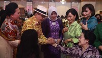 Guntur Soekarnoputra duduk satu meja dengan adiknya yang juga Presiden RI ke-5, Megawati Soekarnoputri. Megawati mengenakan batih berwarna ungu.