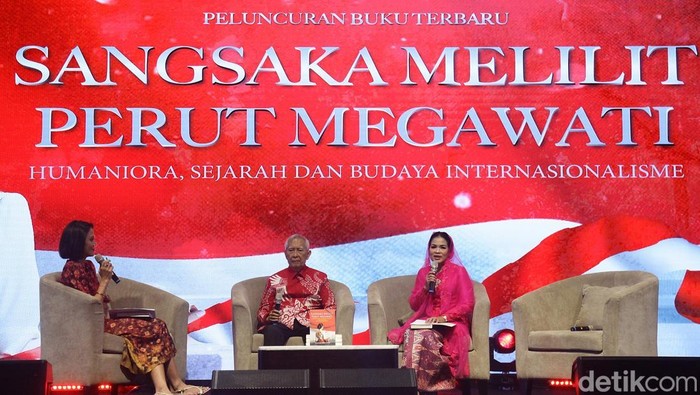 Momen Peluncuran Buku Guruh Soekarnoputra, Dihadiri Megawati-Try Sutrisno Guntur Soekarnoputra (tengah) dan Puti Guntur Soekarno (kanan) memberi pengantar buku 'Sangsaka Melilit Perut Megawati' di Jakarta, Minggu (3/10/2024).