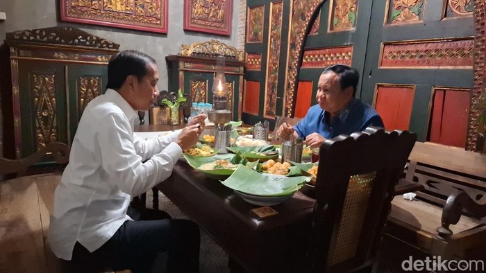 Momen Prabowo dan Jokowi wedangan dan makan malam bareng di Omah Semar, Solo, Minggu (3/11/2024).