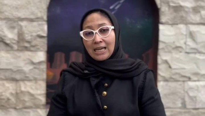Ning Eva Munif Djazuli, Pengasuh Pondok Pesantren Diniyah Nahdlatul Ulama (DNE) Al Falah Ploso, Kediri.