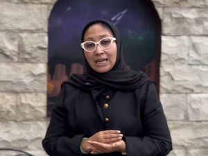 Ning Eva Ponpes Al Falah Kediri Ajak Warga Jatim Pilih Risma-Gus Hans