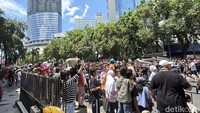 Warga Surabaya cukup antuasias saat menyaksikan Parade Surabaya Juang.