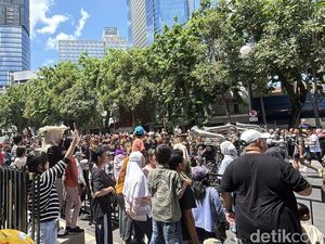 Warga Surabaya Rela Panas-panasan Nonton Parade Surabaya Juang 2024