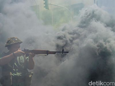 Aksi Pertempuran di Parade Surabaya Juang 2024