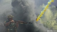 Teatrikal yang ditampilkan mengangkat kisah pertempuran melawan penjajah di Surabaya dengan penuh haru.