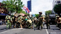 Dalam parade ini ada tampilan kolaborasi antara atraksi teatrikal pertempuran 1945 yang dipadukan dengan penampilan musik dan pembacaan puisi di berbagai titik sepanjang rute parade.