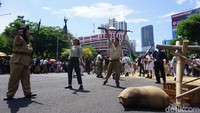Pertempuran ini juga menampilkan berbagai alat seperti tank, bambu runcing, dan lainnya.