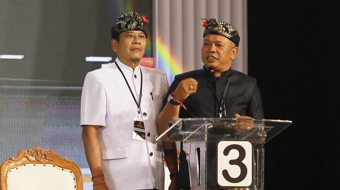 Paslon nomor urut 3, I Gusti Putu Parwata-I Wayan Pandu Prapanca Lagosa (Gus Par-Pandu), dalam debat kedua Pilbup Karangasem 2024 di The Trans Resort Bali, Minggu (03/11/2024). (Istimewa)