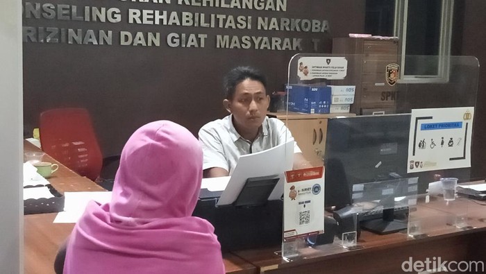 Seorang pegawai kedai makanan, Ariska Agustina (18) melapor ke SPKT Polrestabes Palembang. Ia mengaku dilempar toples bumbu oleh pembeli hingga wajahnya lebam.