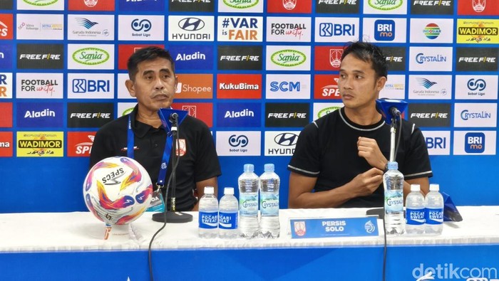 Pelatih Persis Solo Muhammad Hanafing dan kapten Persis Solo Rian Miziar saat konferensi pers usai laga melawan PSS Sleman di Stadion Manahan, Solo, Minggu (3/11/2024).