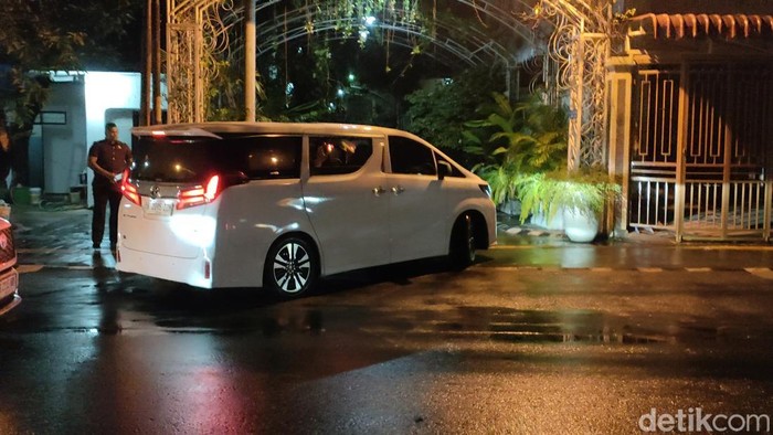 Penampakan mobil yang dinaiki Prabowo masuk ke gang kediaman Jokowi di Sumber, Solo, Minggu (3/11/2024).