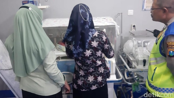 Penemuan bayi dengan tali pusar di rumah warga