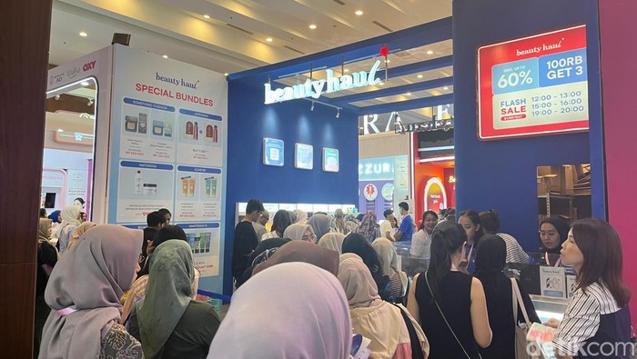 Pengunjung memadati sebuah booth di MedanXBeauty 2024 di Medan. (Foto: Kartika Sari/detikSumut).