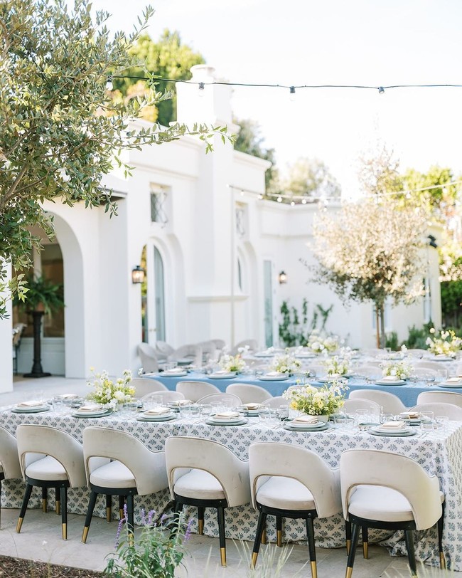 “Kami ingin menonjolkan nuansa Spanyol dan bermain dengan warna-warna yang sesuai untuk pernikahan musim gugur, sambil mempertahankan nuansa klasik dan romantis yang biasanya ditemukan di sebuah pernikahan,” pungkas Lana. Foto: Instagram/@vogueweddings @afrikarmando