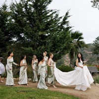 “Gaun itu abadi dan klasik, namun tetap muda dan playful. Harapan terbesar saya—yang saya rasa telah saya capai—adalah merasa menjadi diri sendiri dalam balutan gaun tersebut, dan saya tidak pernah merasa lebih cantik daripada saat saya mengenakan gaun pengantin. Saya selamanya bersyukur,” ucap Lana. Foto: Instagram/@vogueweddings @afrikarmando