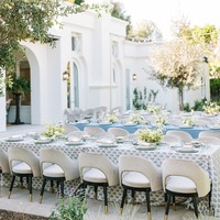 “Kami ingin menonjolkan nuansa Spanyol dan bermain dengan warna-warna yang sesuai untuk pernikahan musim gugur, sambil mempertahankan nuansa klasik dan romantis yang biasanya ditemukan di sebuah pernikahan,” pungkas Lana. Foto: Instagram/@vogueweddings @afrikarmando