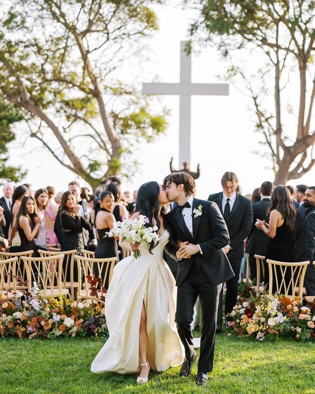 Lana mengenakan gaun strapless warna gading dengan rok bervolume dan train panjang menyapu lantai. Gaun koleksi Vera Wang ini juga menyimpan makna dalam baginya dan mendiang ibu. “Aku dan ibuku benar-benar jatuh cinta dengan gaun pengantinku saat aku mencobanya, dan itu satu-satunya momen dia bisa melihatku dalam gaun pengantin,” tuturnya. Foto: Instagram/@vogueweddings @afrikarmando