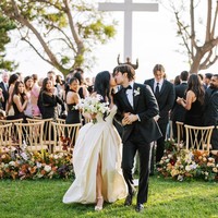 Lana mengenakan gaun strapless warna gading dengan rok bervolume dan train panjang menyapu lantai. Gaun koleksi Vera Wang ini juga menyimpan makna dalam baginya dan mendiang ibu. “Aku dan ibuku benar-benar jatuh cinta dengan gaun pengantinku saat aku mencobanya, dan itu satu-satunya momen dia bisa melihatku dalam gaun pengantin,” tuturnya. Foto: Instagram/@vogueweddings @afrikarmando