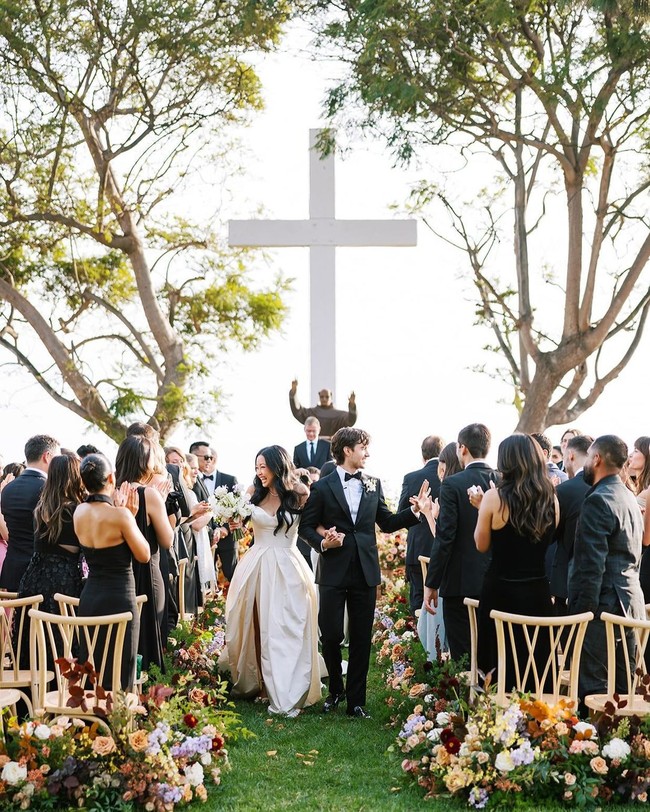 “Kami sangat ingin menikah di Serra Retreat karena berada di sana adalah kenangan inti yang saya miliki bersama ibu saya, dan saya merasa kami bisa merasakan kehadirannya di malam pernikahan kami,” ujar aktris 27 tahun ini kepada Vogue. Foto: Instagram/@vogueweddings @afrikarmando