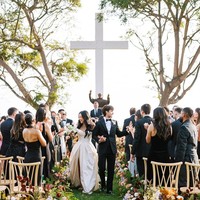 “Kami sangat ingin menikah di Serra Retreat karena berada di sana adalah kenangan inti yang saya miliki bersama ibu saya, dan saya merasa kami bisa merasakan kehadirannya di malam pernikahan kami,” ujar aktris 27 tahun ini kepada Vogue. Foto: Instagram/@vogueweddings @afrikarmando