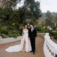 Mempelai pria, Anthony, mengenakan setelan jas yang dibuat khusus oleh Brooks Brothers. Setelan berwarna hitam tersebut dilengkapi dasi kupu-kupu dan korsase putih. Foto: Instagram/@vogueweddings @afrikarmando