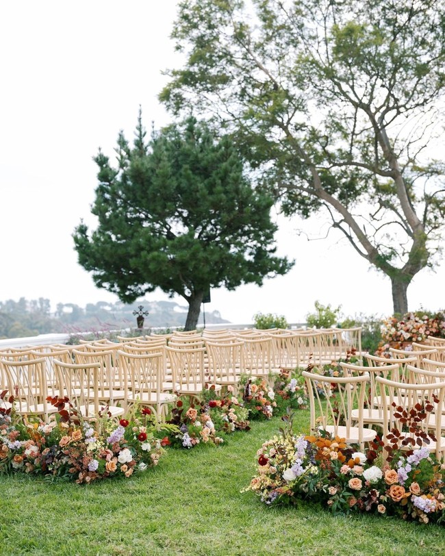 Konsep pernikahan mengusung gaya klasik yang tak lekang waktu dengan berbagai detail unik serta terasa ringan sekaligus segar di area terbuka. Foto: Instagram/@vogueweddings @afrikarmando