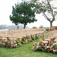 Konsep pernikahan mengusung gaya klasik yang tak lekang waktu dengan berbagai detail unik serta terasa ringan sekaligus segar di area terbuka. Foto: Instagram/@vogueweddings @afrikarmando