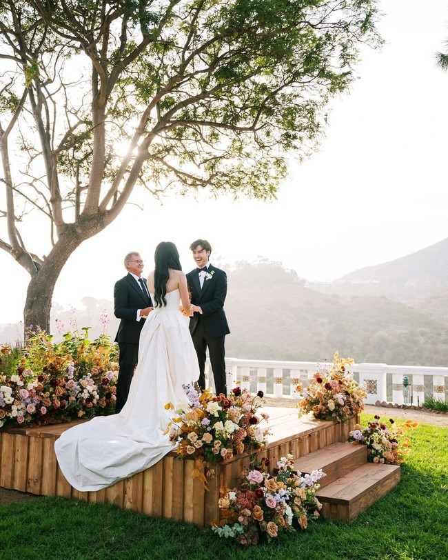 Pernikahan digelar secara intim pada Kamis (31/10/2024) di Serra Franciscan Retreat Center, Malibu, Los Angeles, California. Tempat ini memiliki arti tersendiri bagi Lana, karena dia dan ibunda sering mengiktui retreat spiritual, saat remaja. Foto: Instagram/@vogueweddings @afrikarmando