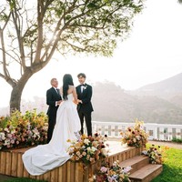 Pernikahan digelar secara intim pada Kamis (31/10/2024) di Serra Franciscan Retreat Center, Malibu, Los Angeles, California. Tempat ini memiliki arti tersendiri bagi Lana, karena dia dan ibunda sering mengiktui retreat spiritual, saat remaja. Foto: Instagram/@vogueweddings @afrikarmando