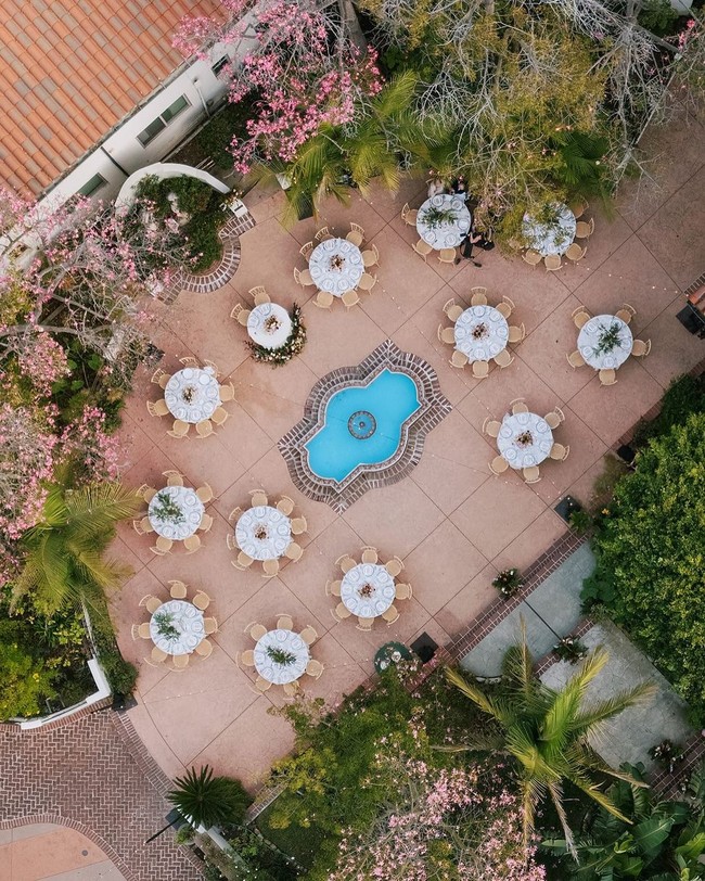 Ibu Lana meninggal dunia belum lama ini. Menikah di tempat yang pernah menjadi favorit mereka berdua merupakan penghormatan bagi sang bunda. Foto: Instagram/@vogueweddings @afrikarmando